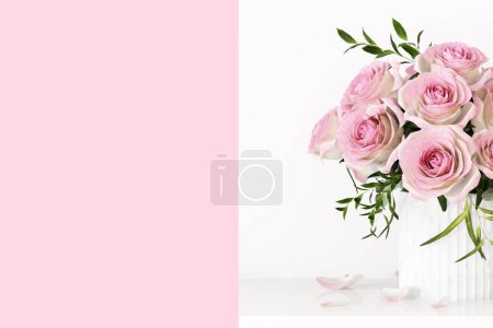 Foto de Interior vacío con pared rosa blanca y rosa - Imagen libre de derechos