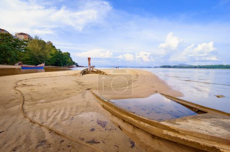 Foto de Playa tropical de arena de palma con rocas, Tailandia - Imagen libre de derechos