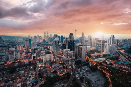 Foto de Hermoso paisaje urbano con cielo nublado y rascacielos. Megapolis Kuala-Lumpur, Malasia en la puesta del sol. - Imagen libre de derechos