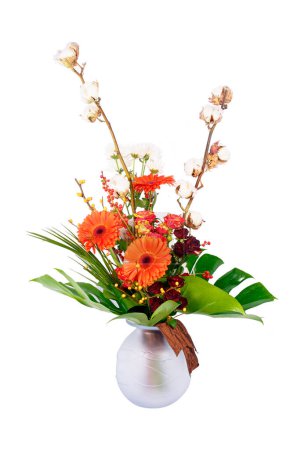 Téléchargez les photos : Grand bouquet de gerberas orange dans un vase en verre isolé sur blanc
. - en image libre de droit