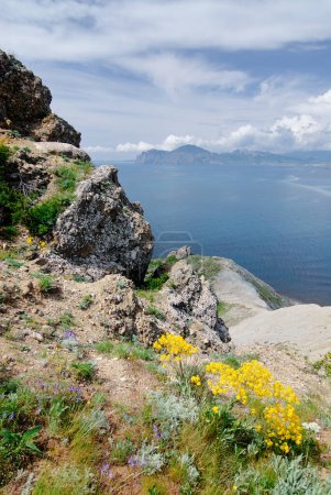 Foto de Hermoso paisaje marino con una costa de rocas. Crimea, Ucrania. - Imagen libre de derechos
