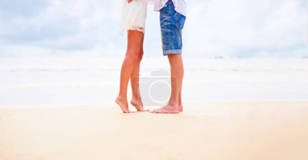 Foto de Cerca de macho y hembra pareja pies en la playa de arena - Imagen libre de derechos