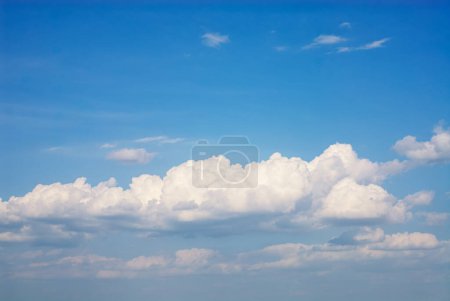 Téléchargez les photos : Ciel bleu fond avec des nuages blancs clairs - en image libre de droit
