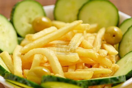 Téléchargez les photos : Gros plan des frites au concombre et aux olives - en image libre de droit