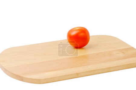 Téléchargez les photos : Planche à découper en bois avec tomate rouge dessus - en image libre de droit