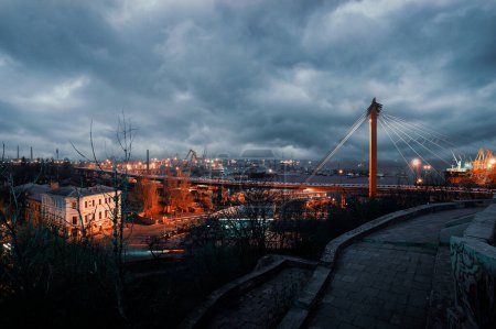 Téléchargez les photos : Odessa, Ukraine vue sur le port d'Odessa depuis le pont Mother in law, coucher de soleil sur la baie d'Odessa, paysage industriel - en image libre de droit