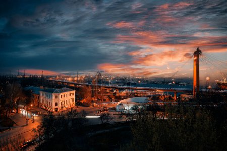 Foto de Odessa, Ucrania vista del puerto de Odessa desde el puente de la suegra, puesta de sol con vistas a la bahía de Odessa, paisaje industrial - Imagen libre de derechos