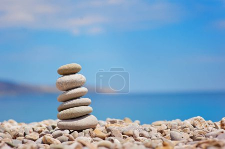 Foto de Montón de piedras de guijarro con el mar en el fondo - Imagen libre de derechos