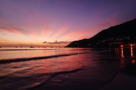 Foto de Hermoso paisaje. Puesta de sol tropical en la orilla del mar. - Imagen libre de derechos