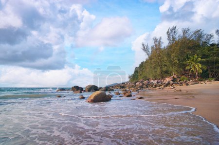 Téléchargez les photos : Plage tropicale paradisiaque. Phuket avec ciel bleu - en image libre de droit