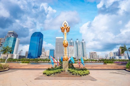 Téléchargez les photos : Bangkok. Monument dans le parc Benjakiti sur les tours de la ville. - en image libre de droit