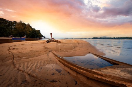 Téléchargez les photos : Sank bateau de pêche sur une plage tropicale au coucher du soleil - en image libre de droit