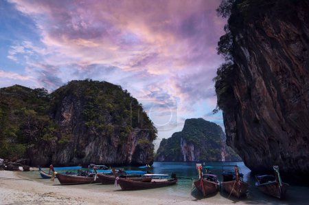 Téléchargez les photos : Plage exotique sur l'île paradisiaque en Thaïlande au coucher du soleil - en image libre de droit