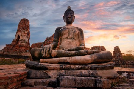 Téléchargez les photos : Ancienne statue de Budha en pierre dans le temple Khmer à Ayutthaya, Thaïlande au coucher du soleil - en image libre de droit