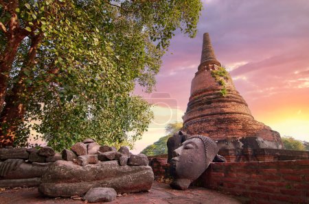 Foto de Templo Khmer al atardecer en Ayutthaya, Tailandia. - Imagen libre de derechos