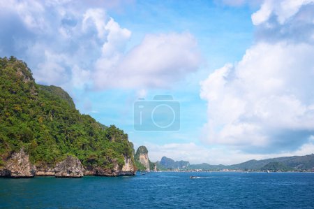 Foto de Acantilado y el mar claro con cola larga cerca de la isla Phi Phi en el sur de Tailandia - Imagen libre de derechos