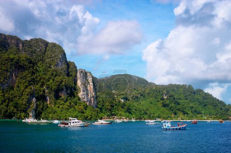 Téléchargez les photos : Falaise et la mer claire avec des bateaux Phi Phi île dans le sud de la Thaïlande - en image libre de droit