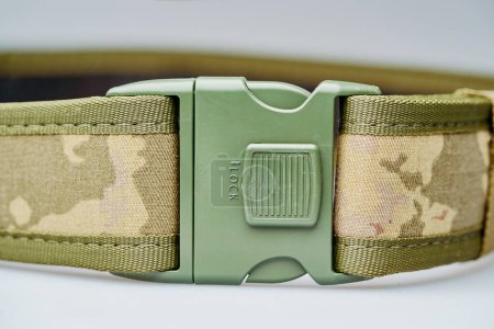 Téléchargez les photos : Boucle verte de ceinture de camouflage militaire. - en image libre de droit