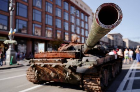 Téléchargez les photos : Véhicule militaire russe détruit dans le centre de Kiev - en image libre de droit