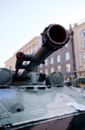 Zerstörtes russisches Militärfahrzeug im Zentrum von Kiew