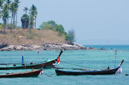 Téléchargez les photos : Voyager en Thaïlande. Beau paysage avec des bateaux traditionnels de pêche à queue longue - en image libre de droit