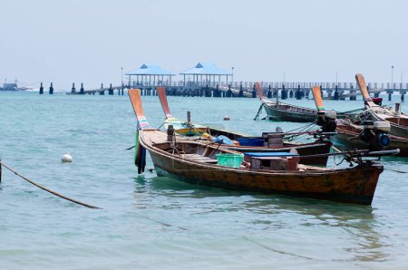 Téléchargez les photos : Voyager en Thaïlande. Beau paysage avec des bateaux traditionnels de pêche à queue longue - en image libre de droit