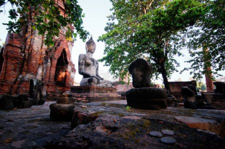 Téléchargez les photos : Statue de Bouddha dans le temple Wat Mahathat, Ayutthaya, Thaïlande
. - en image libre de droit
