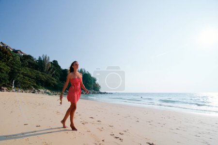 Foto de Vacaciones en la orilla del mar. Mujer joven en la hermosa playa de arena tropical. - Imagen libre de derechos