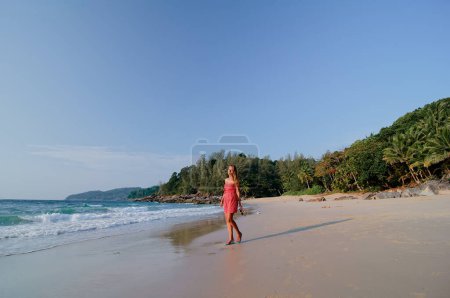 Téléchargez les photos : Vacances au bord de la mer. Jeune femme sur la belle plage de sable tropical. - en image libre de droit