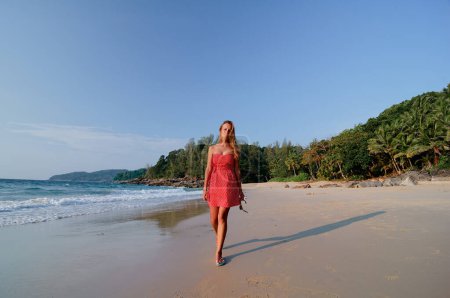 Foto de Vacaciones en la orilla del mar. Mujer joven en la hermosa playa de arena tropical. - Imagen libre de derechos