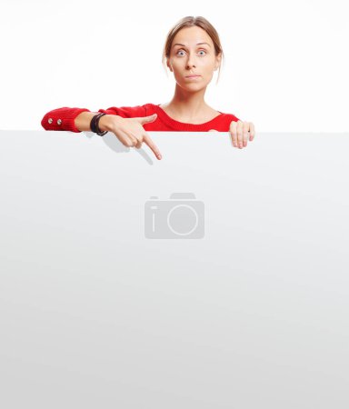 Téléchargez les photos : Ton texto ici. Portrait studio de jolie jeune femme montrant tableau blanc vide avec espace de copie - en image libre de droit