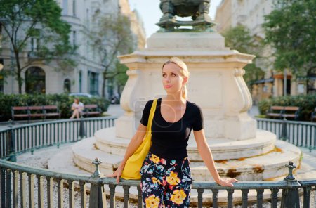Urlaub in Budapest genießen. Junge reisende Frau neben dem Batthyny-Denkmal