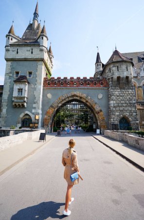 Foto de Viajando mujer joven caminando cerca de Castillo en Budapest, Hungría. - Imagen libre de derechos