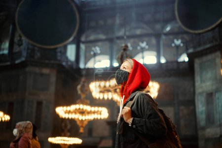 Foto de Disfrutando de las vacaciones en Estambul. Mujer viajera joven descubriendo los interiores del templo de sophia. - Imagen libre de derechos