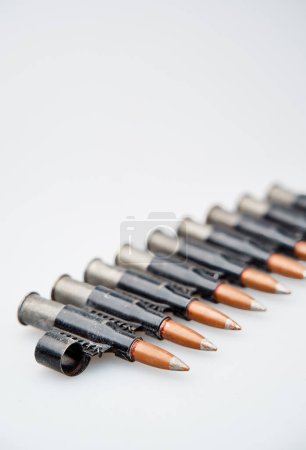 Téléchargez les photos : Ceinture de munitions sur fond blanc
. - en image libre de droit