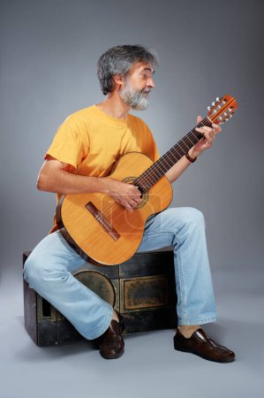 Foto de Hombre barbudo envejecido con una guitarra acústica - Imagen libre de derechos