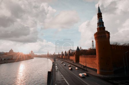 Foto de Hermoso paisaje de ciudad. Edificios y murallas del río Moscú y el Kremlin. - Imagen libre de derechos