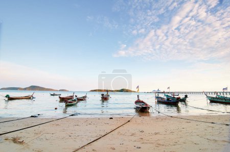 Téléchargez les photos : Une vue sur une plage avec des bateaux amarrés dans la baie. - en image libre de droit
