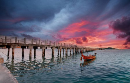 Téléchargez les photos : Voyager en Thaïlande. Paysage avec lagune de mer, jetée et bateau traditionnel de pêche à queue longue. - en image libre de droit