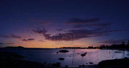Foto de Hermoso paisaje marino con cielo colorido. Puesta de sol y noche en la playa de rocas. - Imagen libre de derechos