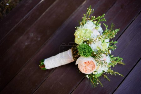 Téléchargez les photos : Beau bouquet de mariée avec des fleurs blanches et vertes - en image libre de droit