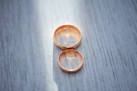 Foto de Un par de anillos de boda de oro - Imagen libre de derechos