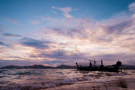 Téléchargez les photos : Voyage en Thaïlande. Paysage avec plage de mer, bateau traditionnel à queue longue sur un magnifique fond de coucher de soleil. - en image libre de droit