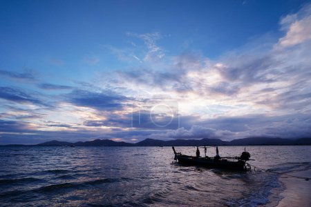 Foto de Viajar a Tailandia. Paisaje con playa de mar, barco de cola larga tradicional sobre hermoso fondo de atardecer. - Imagen libre de derechos