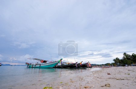 Téléchargez les photos : Beau paysage avec bateau traditionnel à queue longue sur la plage. Samui, Thaïlande. - en image libre de droit