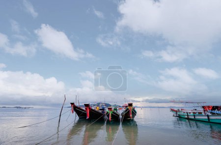 Téléchargez les photos : Beau paysage avec bateau traditionnel à queue longue sur la plage. Samui, Thaïlande. - en image libre de droit