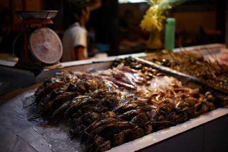 Téléchargez les photos : Crabes frais sur la glace. Marché de rue asiatique. - en image libre de droit