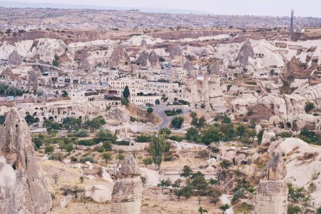 Téléchargez les photos : Voyager en Turquie. Beau paysage de la ville de Cappadoce avec grottes, montagnes et maisons. - en image libre de droit