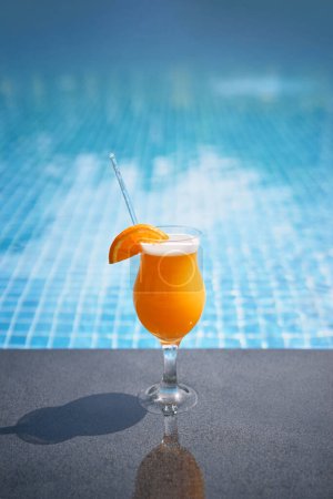 Foto de Un fin de semana relajante. La copa de cóctel en la piscina. - Imagen libre de derechos