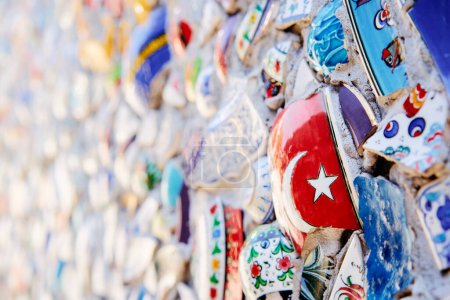 Téléchargez les photos : Fond brisé de débris de verre, conception de mur de rue à Istanbul, Turquie - en image libre de droit
